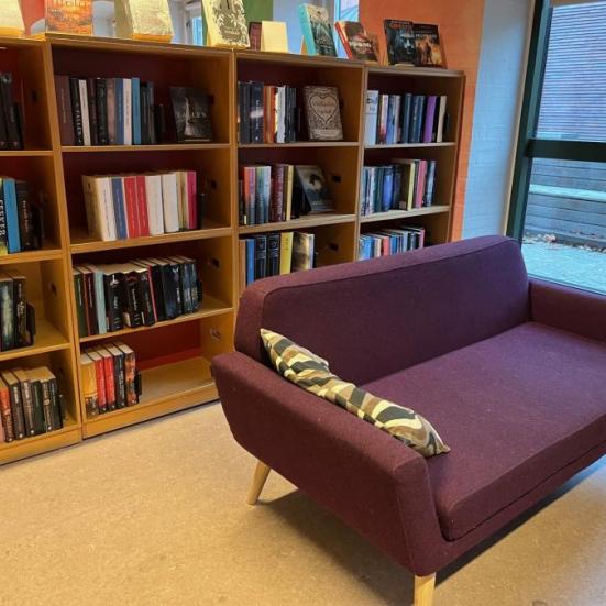 Fotografi af sofa i børnebiblioteket