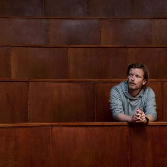 Fotografi af Anders Søgaard i auditorium